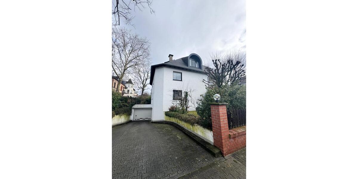 Dachgeschoßwohnung Wiesbaden Biebrich - 2 Zimmer, 90 m&sup2;, 1.315&euro; | Angebot:25136770