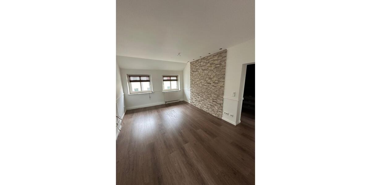 Dachgeschoßwohnung Strausberg - 5 Zimmer, 250 m&sup2;, 2.250&euro; | Angebot:25044276