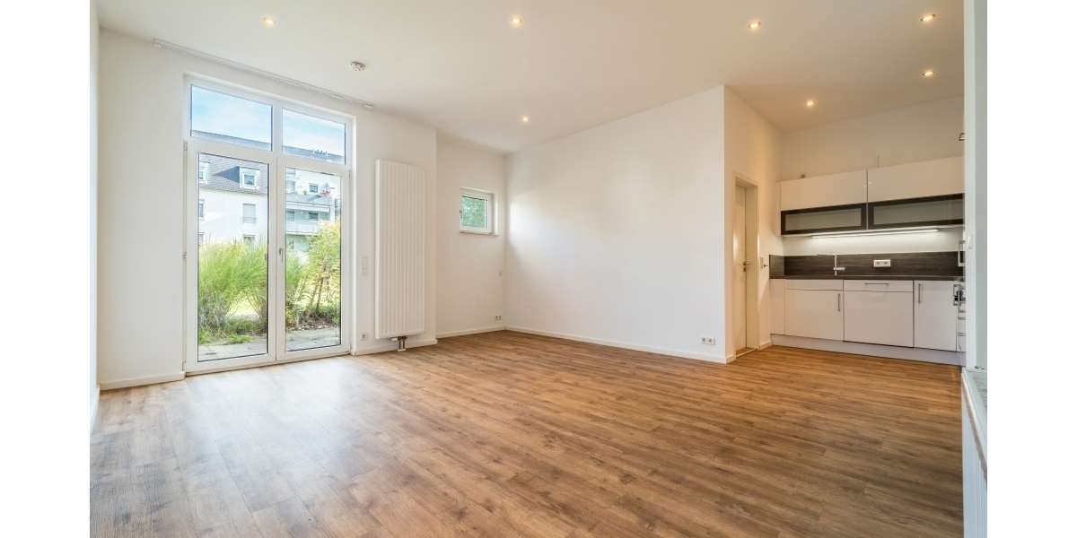 EINBAUKÜCHE – MODERNES WANNENBAD MIT FENSTER – TERRASSE – EINBAUSCHRANK - Terrassenwohnung Freital Deuben | Angebot:25887763