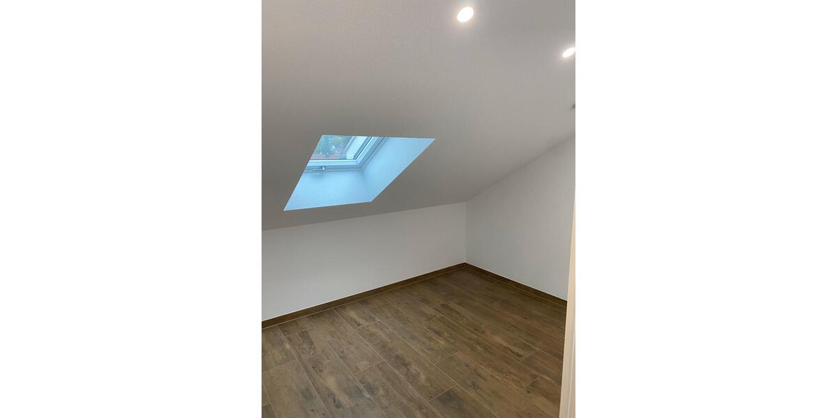 Moderne Dachgeschosswohnung mit Loggia, Einbauküche + Stellplätze zimmer