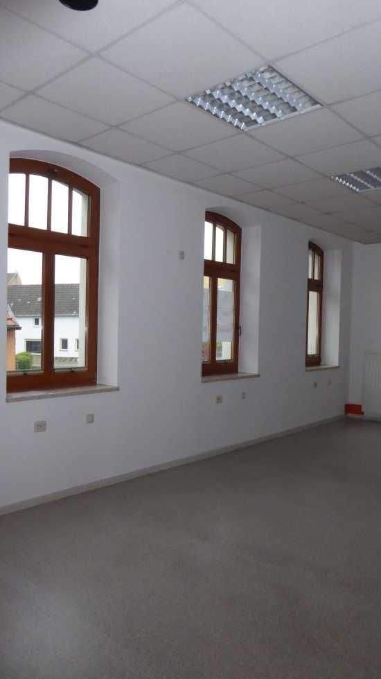 Nach Sanierung und Umbau zu vermieten- Großzügige, helle 3,5-Raum-Zimmer-Wohnung im 1. OG in Auma