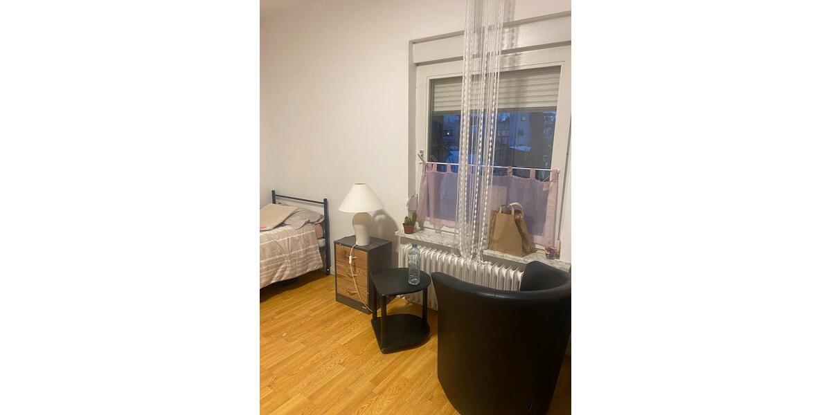 1 zimmer in 4er wg frei zentrale lage ab Februar. 4 zimmer