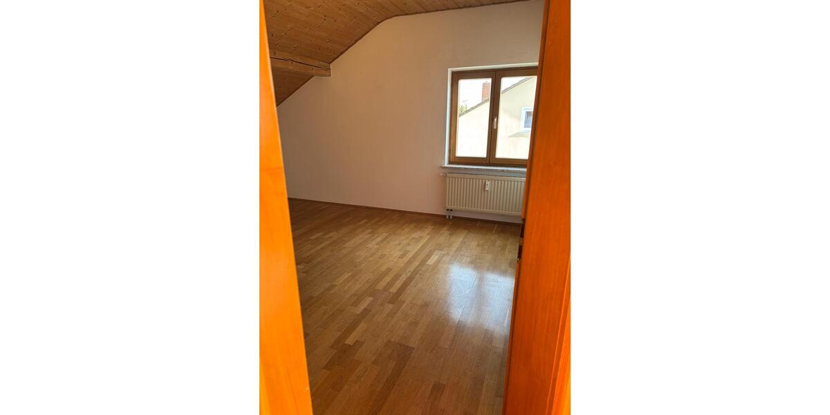 Dachgeschoßwohnung Plattling - 3.5 Zimmer, 80 m&sup2;, 600&euro; | Angebot:25844453