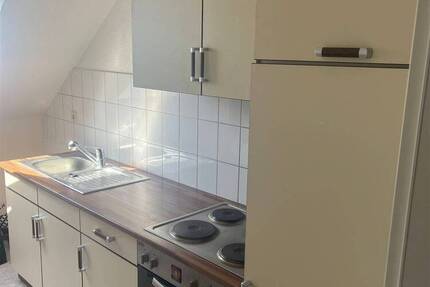 Helle DG 2-Zimmer mit Laminat, Wanne, eigenem Hausgarten mgl. und EBK! Stellplatz mgl.