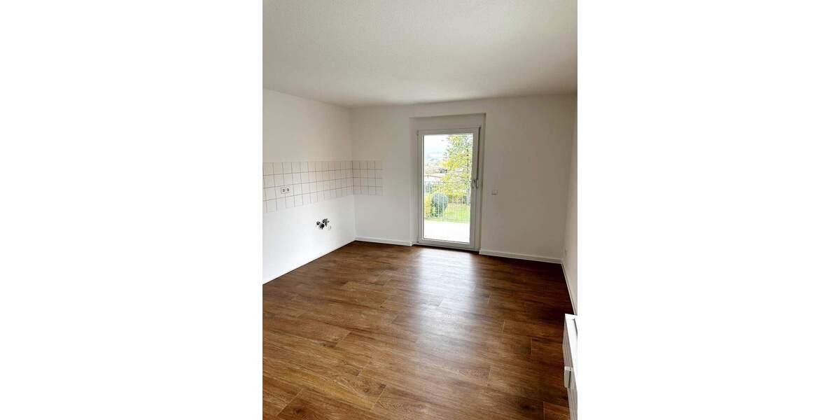 Renovierte 2 Zimmer + Tageslichtbad mit Dusche + neuer Boden + Balkon mit Blick ins Grüne 2 zimmer