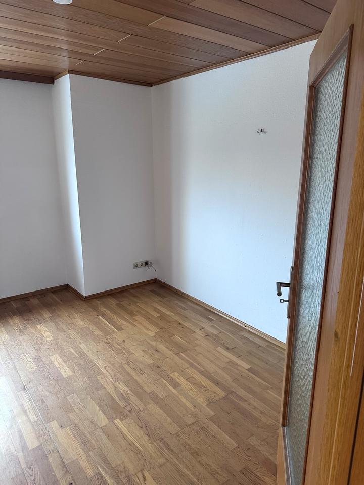 Helle 4-Zimmer-Wohnung mit Carport in gepflegtem Mehrfamilienhaus