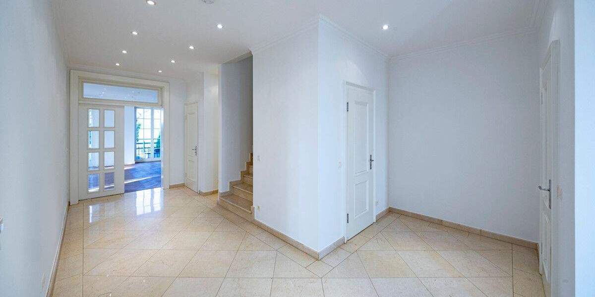 Exklusives Wohnen in Top-Lage von Alt-Meererbusch - Noble Villenhälfte mit hochwertiger Ausstattung 7 zimmer