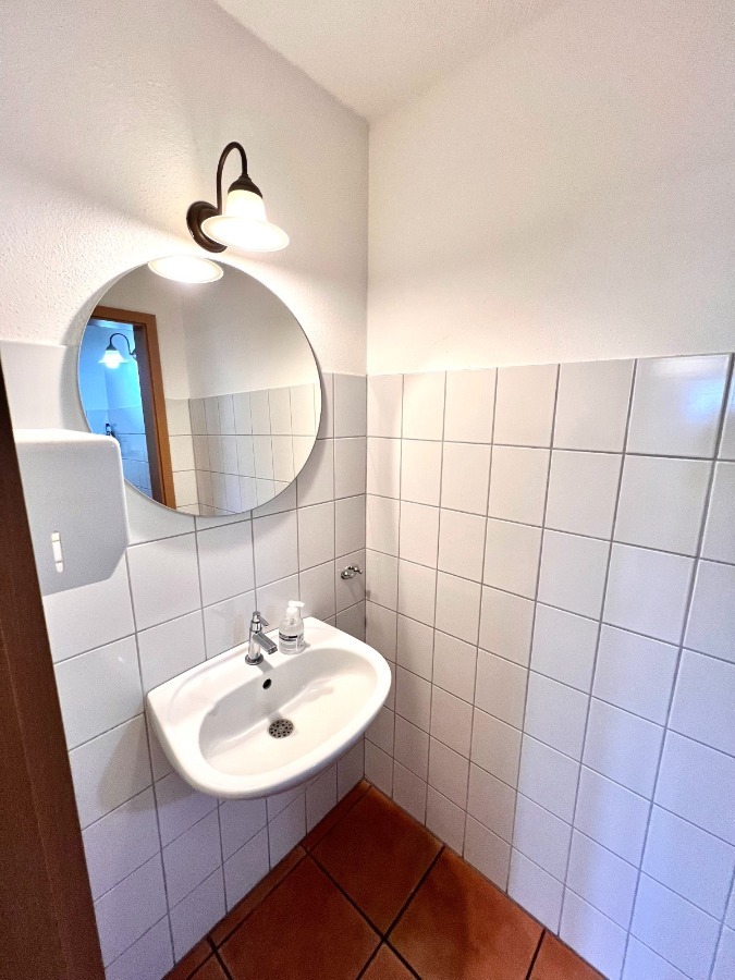 Praxis Ortsrand Singen mit 6 Räumen, 2 Eingängen & 8 Stellplätzen – Gewerberäume zimmer