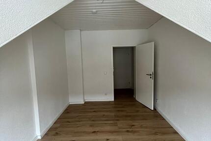 Schöne 4,5 Zimmer Dachgeschosswohnung in ruhiger Seitenstraße 4 zimmer