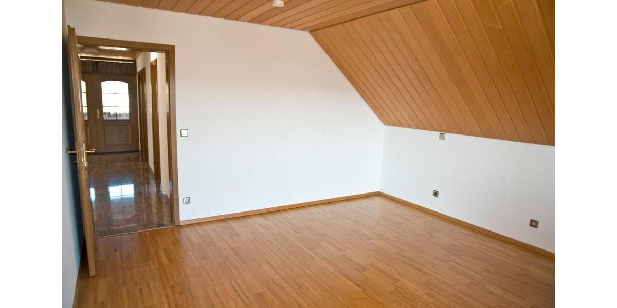 Dachgeschoßwohnung Straubenhardt - 2 Zimmer, 94 m&sup2;, 989&euro; | Angebot:25976196