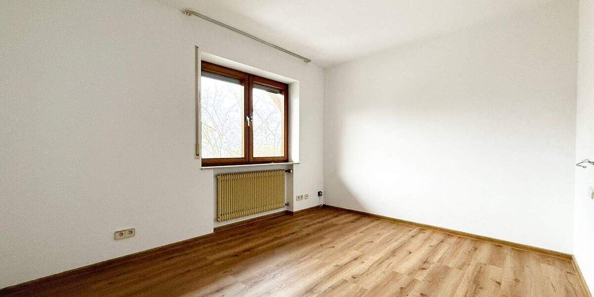 F&D | Gepflegtes Einfamilienhaus mit drei Garagen auf großem Grundstück 5 zimmer