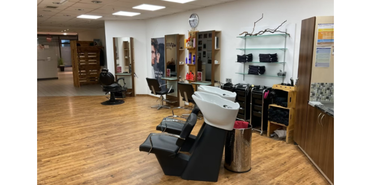 Voll ausgestatteter Friseursalon im Ertl-Zentrum Hallstadt zu vermieten! zimmer