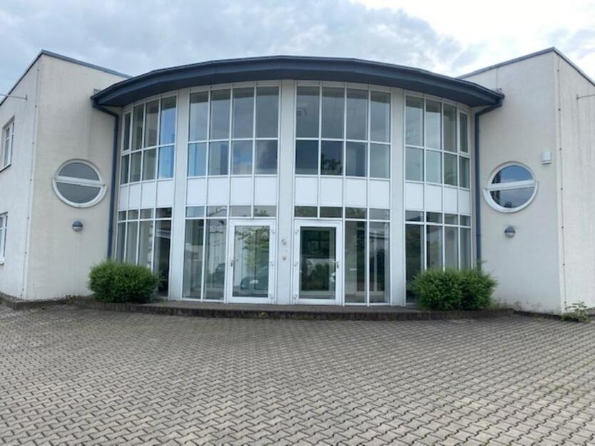 Staubarme Lager-Gewerbehalle mit Luftschleuse + Bürooptionen