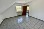 Helle DachWohnung mit Balkon EBK und PKW-Stellplatz!