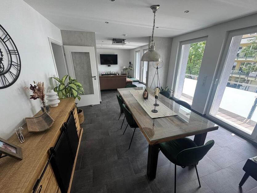 Teilmöblierte 127 qm Wohnung mit Heimkino, Balkon & Smart Home