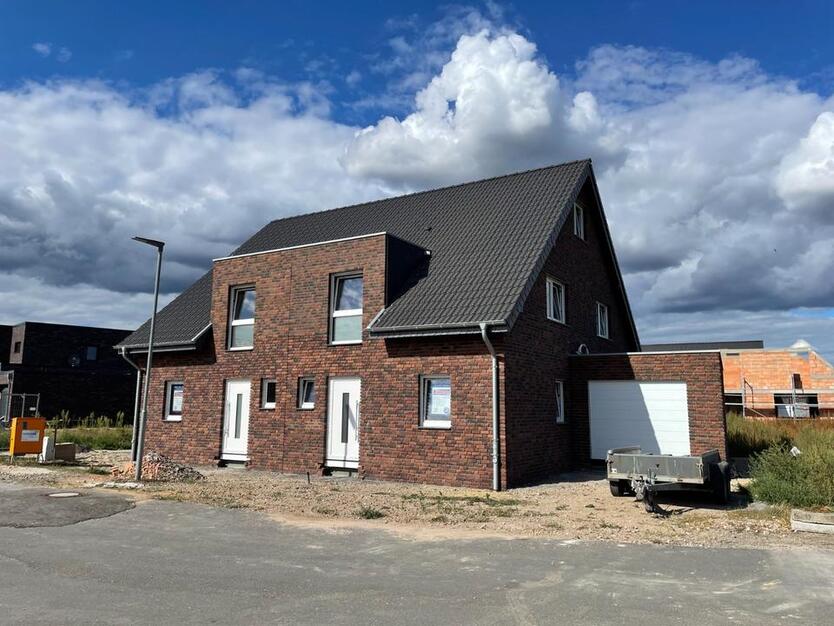 Erstbezug Neubau Doppelhaushälfte mit Garten und Garage - EXTRAS