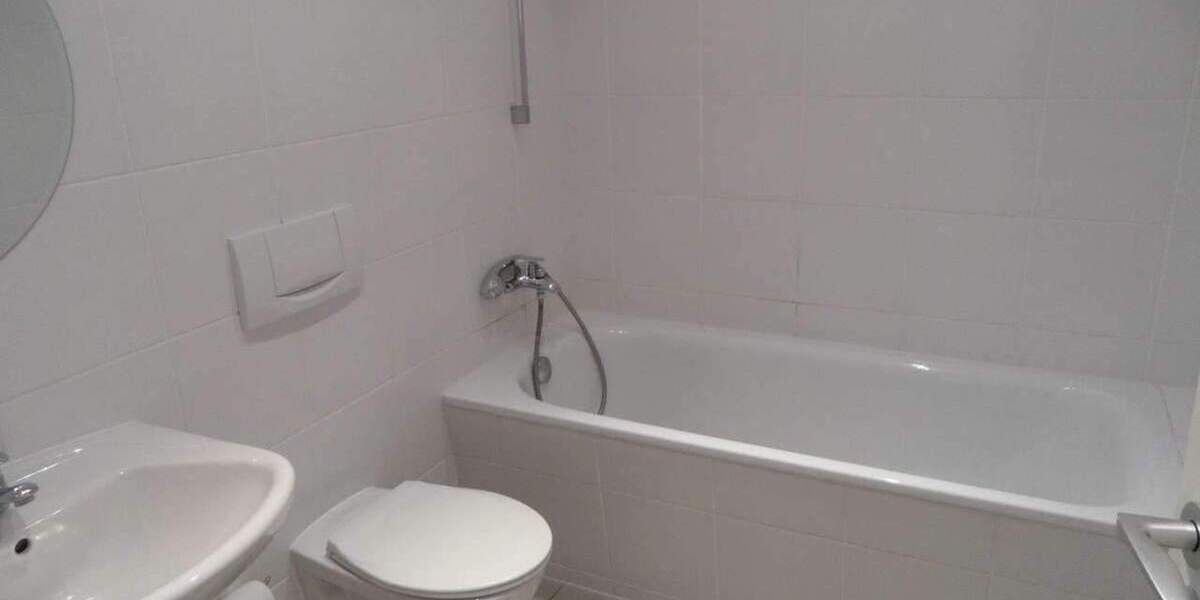 auch WG geeignet !!! Toll sanierte Wohnung, zentrumsnah, Balkon, Parkett, Vorratsraum 2 zimmer