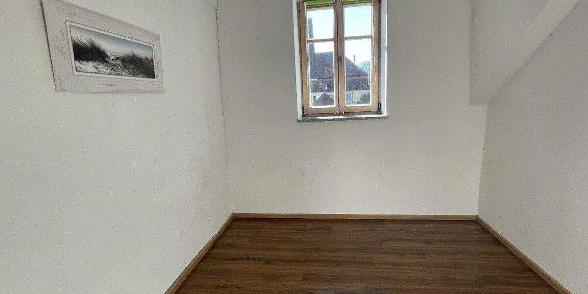 Etagenwohnung Waal Emmenhausen - 4 Zimmer, 136 m&sup2;, 1.200&euro; | Angebot:25730550