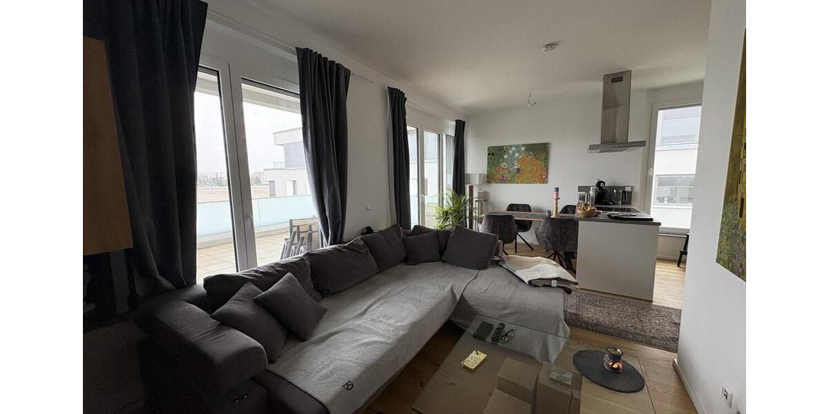 Top gelegene Penthouse-Wohnung mit Balkon und Einbauküche 3 zimmer