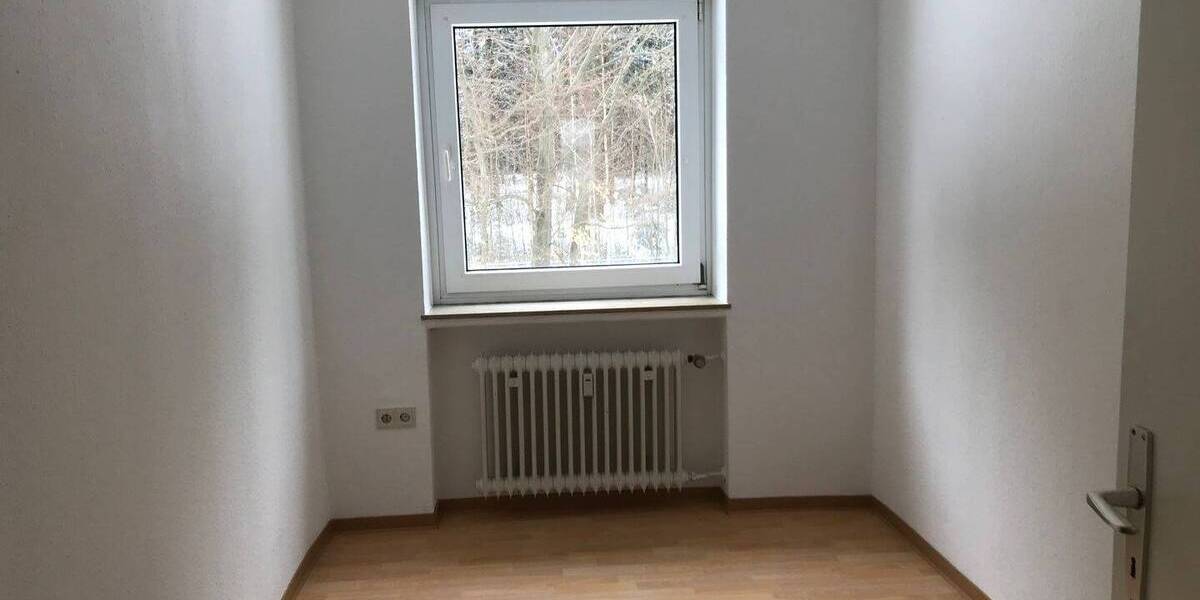 Idyllisch Wohnen am Waldrand - 4 Zimmer im 1. OG mit Wannenbad, sep. Gäste-WC & Loggia 4 zimmer