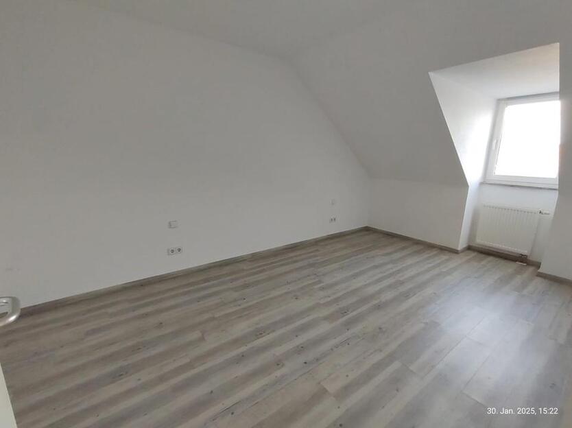 Uffenheim: Helle 2-Zimmer-DG-Wohnung mit Dachbalkon