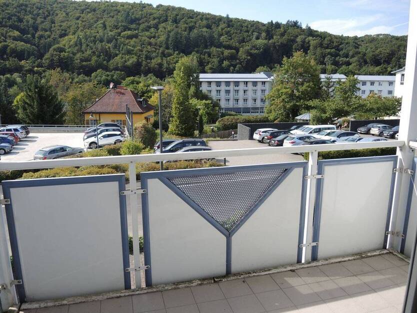 Verfügbar ab ca. 01.10.2025 Seniorengerechtes Wohnen, 3-Zimmer-Wohnung mit Aufzug, 2 Balkone, EBK, 2 PKW-Stellplätze direkt am Haus