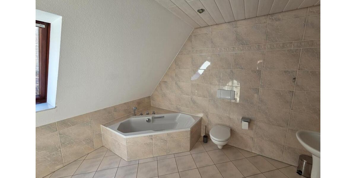 Dachgeschoßwohnung Erfurt - 2 Zimmer, 128 m&sup2;, 1.200&euro; | Angebot:26492734