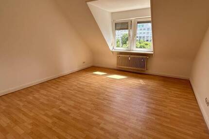 Großzügige DG-Wohnung mit EBK in top Lage