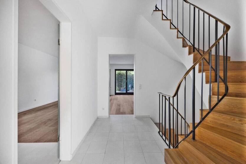 Modernes Reihenhaus mit Sauna & großem Garten in München 8 zimmer