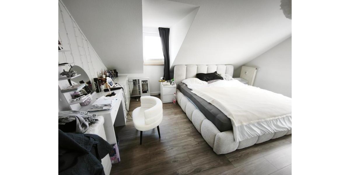 moderne 3 Zi. DG (2. OG) Wohnung mit Balkon und KFZ-Stellplatz - Etagenwohnung Uehlfeld | Angebot:26704502