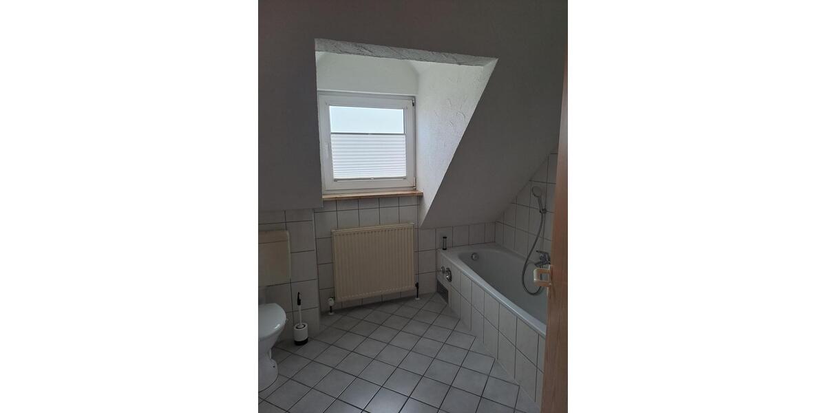 Dachgeschoßwohnung Adelsdorf - 3 Zimmer, 77 m&sup2;, 870&euro; | Angebot:23879643