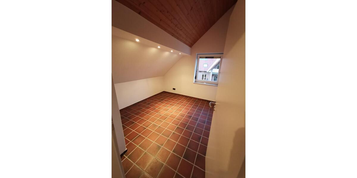 Dachgeschoßwohnung Garrel - 6 Zimmer, 120 m&sup2;, 850&euro; | Angebot:25631775