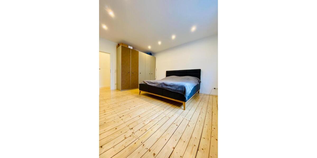 Altbaucharme mit Echtholzdielen im 3-Familienhaus 3 zimmer