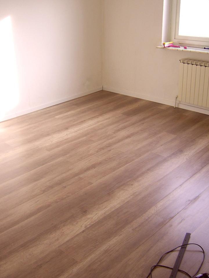 Renoviertes Zimmer mit Laminat 12 m2