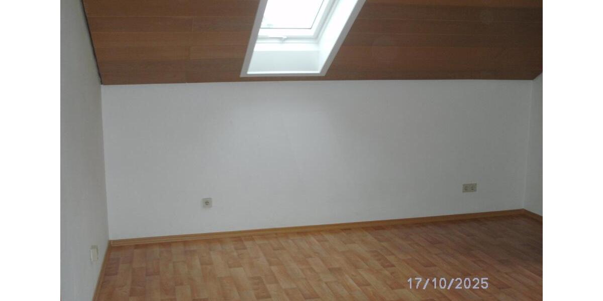 Dachgeschoßwohnung Alteglofsheim - 4 Zimmer, 87 m&sup2;, 620&euro; | Angebot:24818510