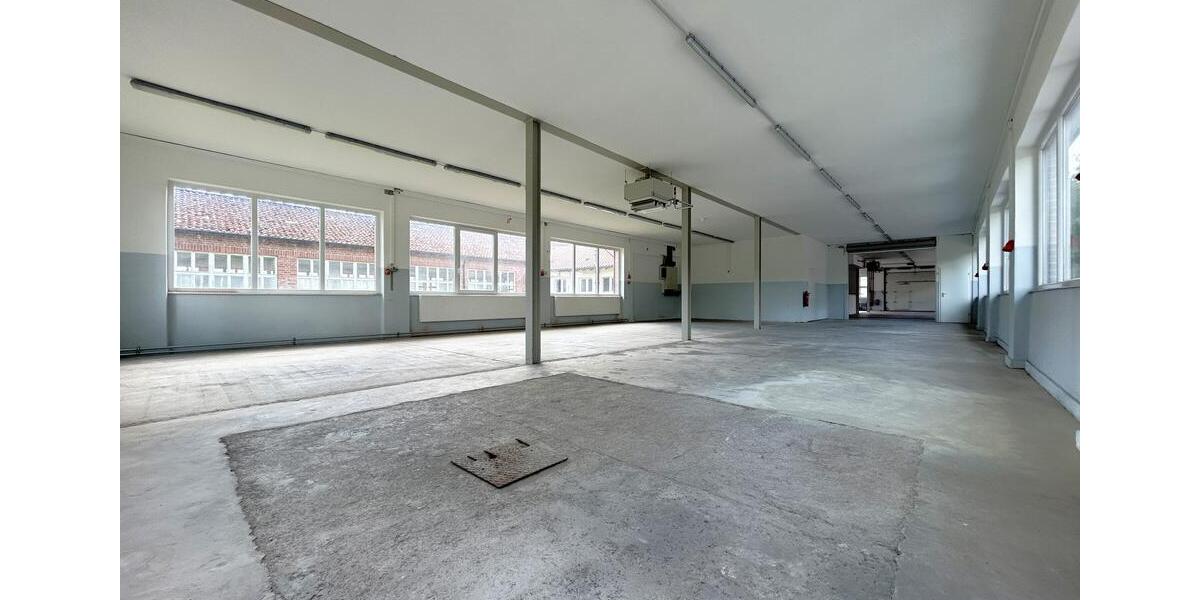 TOP-Gewerbehalle auf 752 m². Besonders hell. 3 Büros, Aufenthaltsraum, Toiletten. Stellplätze. zimmer