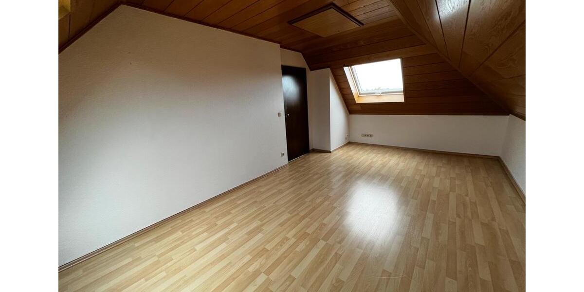 #geräumige Dachgeschoss-Wohnung#offen#hell#Balkon 2 zimmer