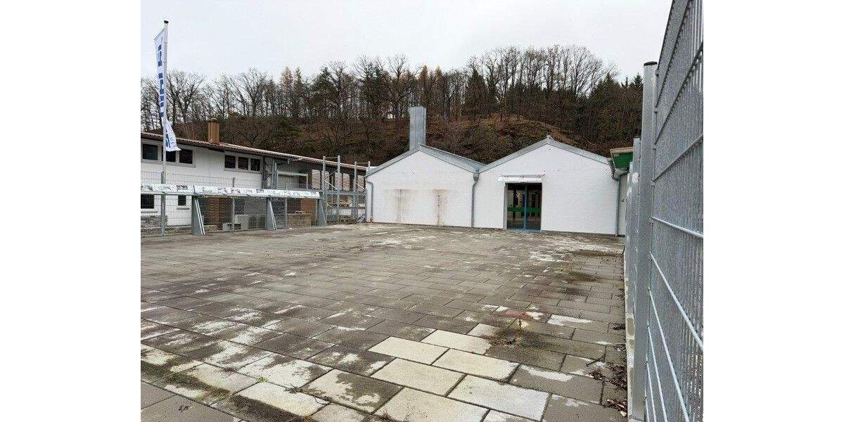 Gewerbehalle mit Freiflächen - ehemaliger Baumarkt zimmer