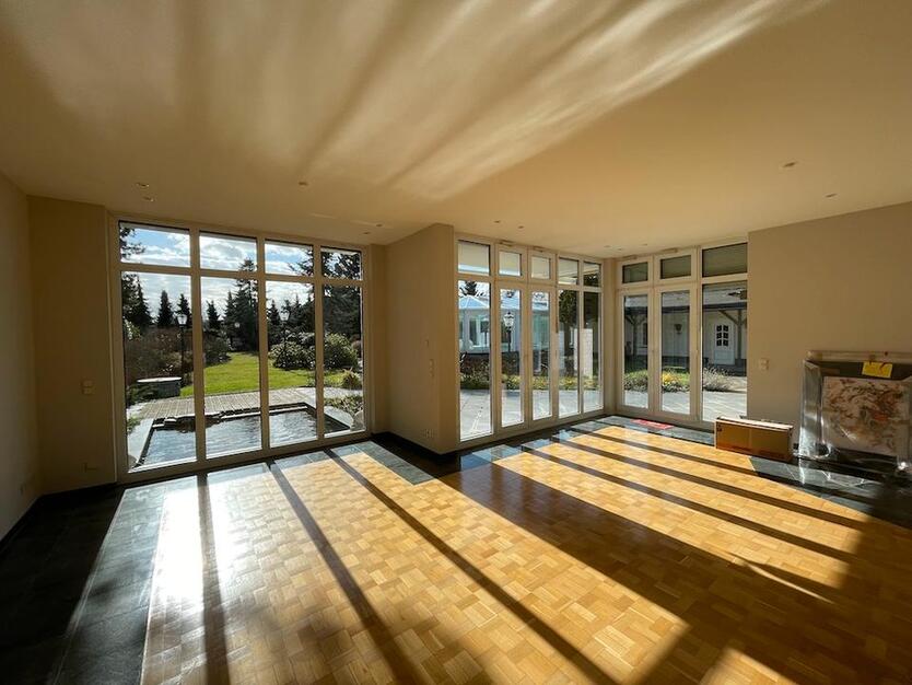 Freistehendes Architektenhaus mit traumhaftem Grundstück + Pool in der Nähe des Herzzentrums