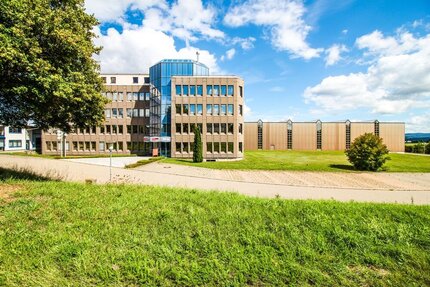 Attraktive GewerbeImmobilie mit großer Produktionshalle & Büroflächen - Teilflächen möglich!