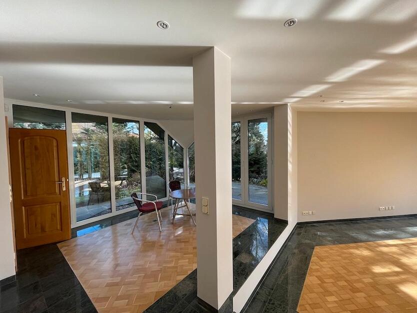 Freistehendes Architektenhaus mit traumhaftem Grundstück + Pool in der Nähe des Herzzentrums