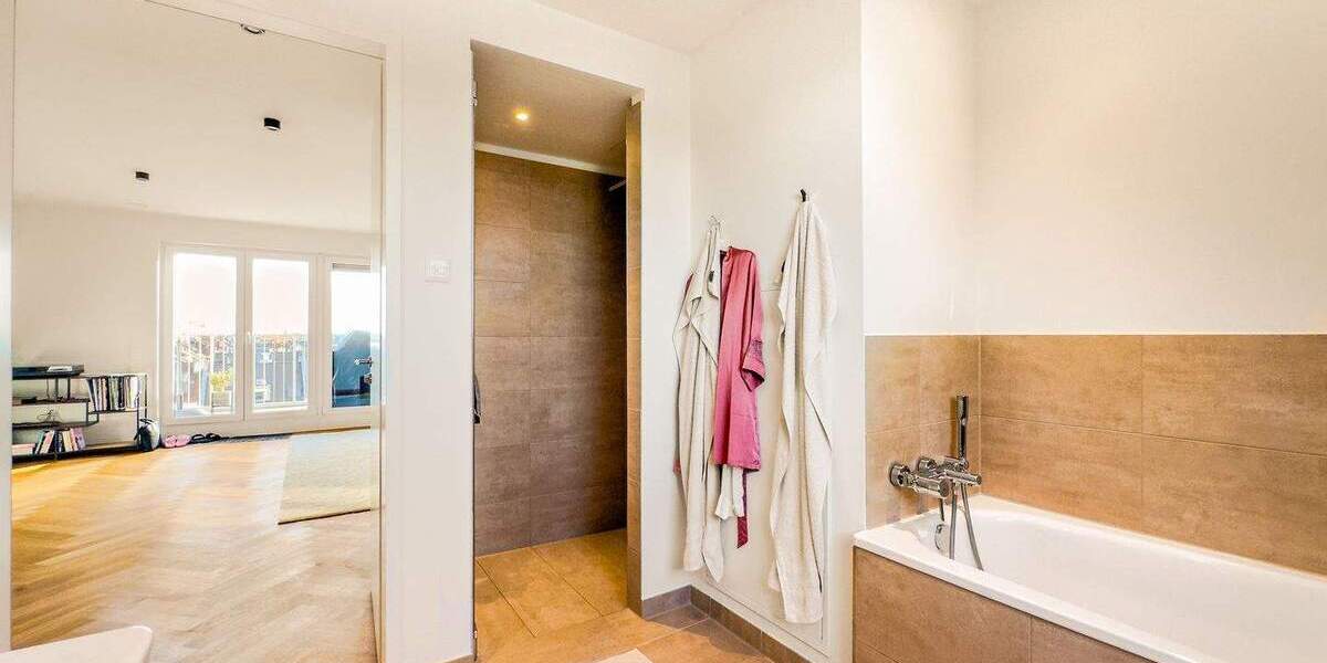 Etagenwohnung Düsseldorf Pempelfort - 3 Zimmer, 105 m&sup2;, 2.345&euro; | Angebot:24181614