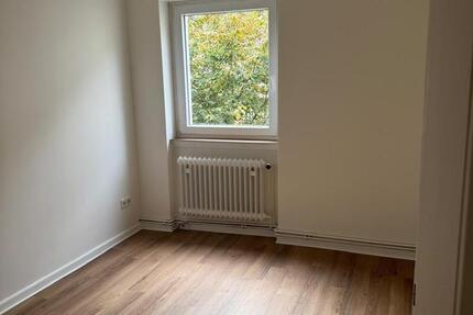 Teilweise sanierte 3-Zimmer (WG-geeignet) – 70 m² – zentrale Lage zimmer