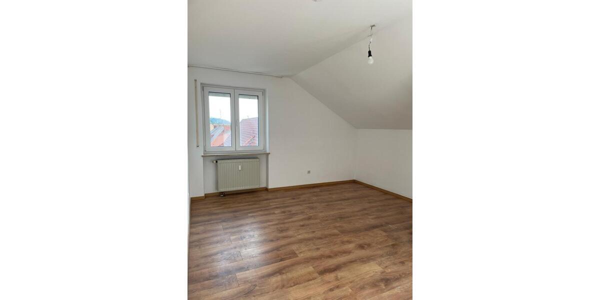 Dachgeschoßwohnung Simbach am Inn - 3 Zimmer, 95 m&sup2;, 750&euro; | Angebot:26089182