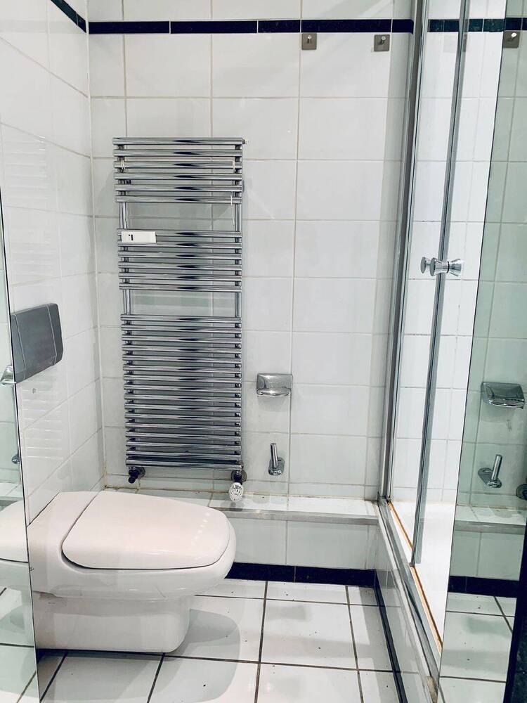 Renovierte 2-Zimmer-Wohnung mit 2 Balkonen 2 Stellpl. in Bestlage von D-Oberkassel