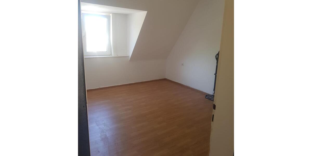Dachgeschoßwohnung Eschershausen - 2.5 Zimmer, 90 m&sup2;, 500&euro; | Angebot:26690145