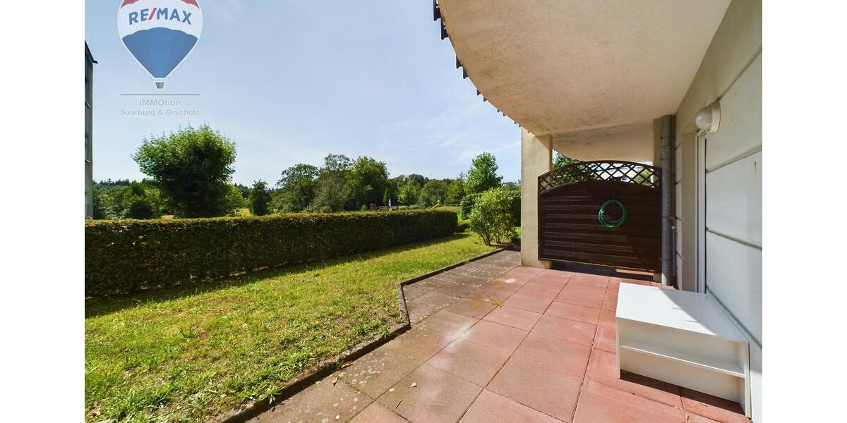 Großzügige Terrasse & viel Grün: Helle Souterrainwohnung 3 zimmer