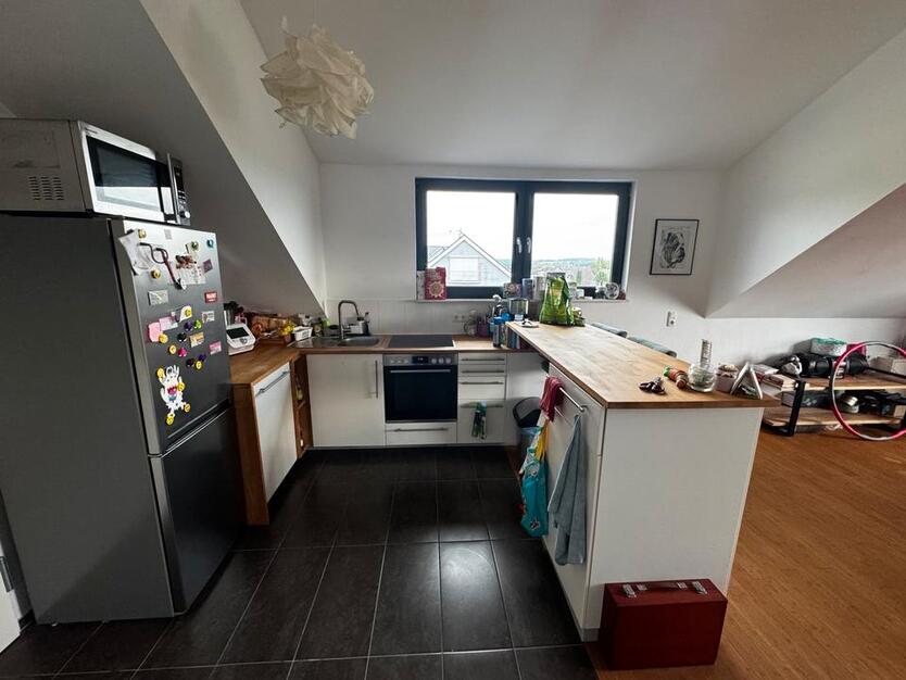 Helle 3 Zimmer Wohnung 87 qmmit EBK und Balkon, Garage und Aufzug