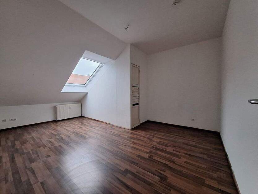 Großzügige 3-Zimmer Dachgeschoßwohnung mit Balkon und Stellplatz 3 zimmer