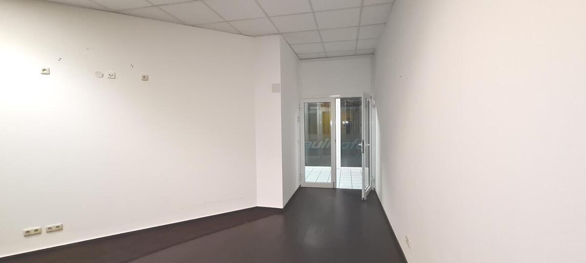 Große Laden-, Büro- oder Praxisfläche in Hermsdorf zimmer